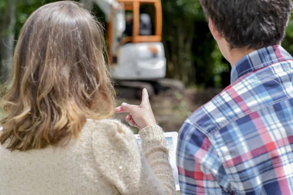 Ehepaar Sieht Bagger Bei Der Arbeit — Stockfoto