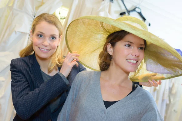 Woman Buying Hat Female — Stock Photo, Image