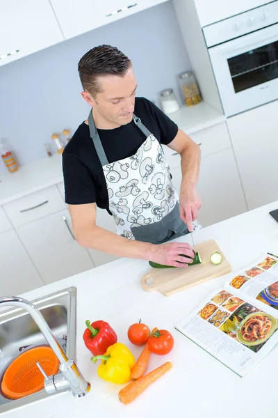 Man Home Preparing Meal Chopping Courgettes — Stock Photo, Image