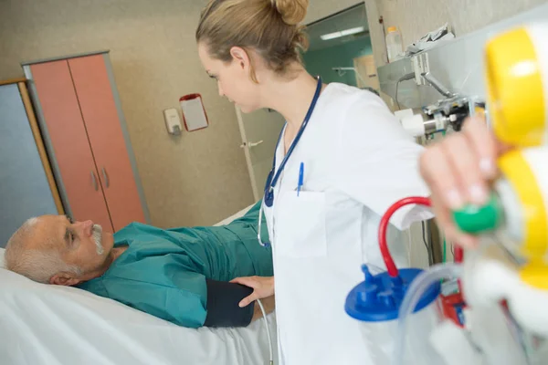 Aufnahme Einer Krankenschwester Bei Der Kontrolle Ihrer Älteren Patientin — Stockfoto