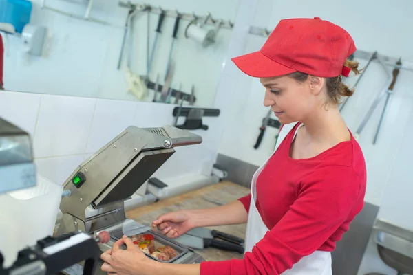 Yerinde Bir Süpermarkette Kadın Kasap — Stok fotoğraf