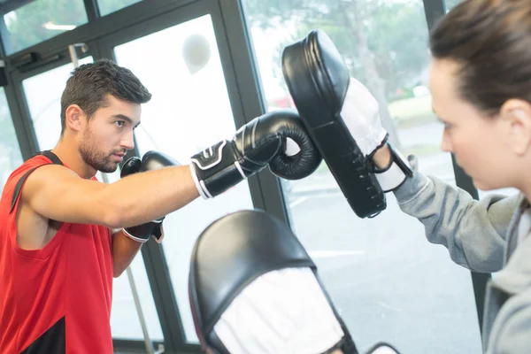 Manliga Idrottare Utbildning Boxning Färdigheter Gym — Stockfoto