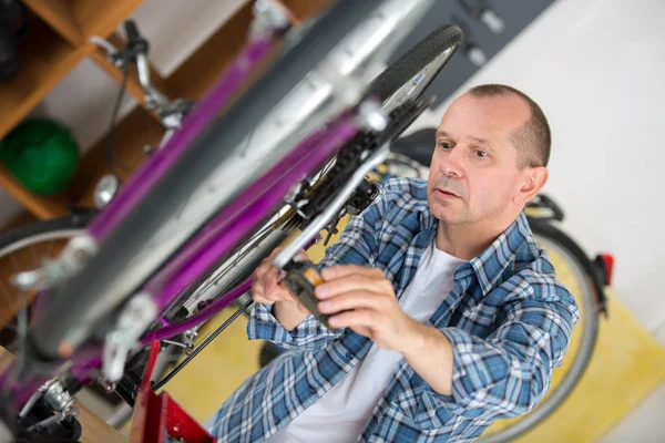 Teknisyen Deneyin Bisiklet Düzeltmek Için — Stok fotoğraf