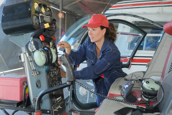 Elicottero Meccanico Femminile Lavoro — Foto Stock