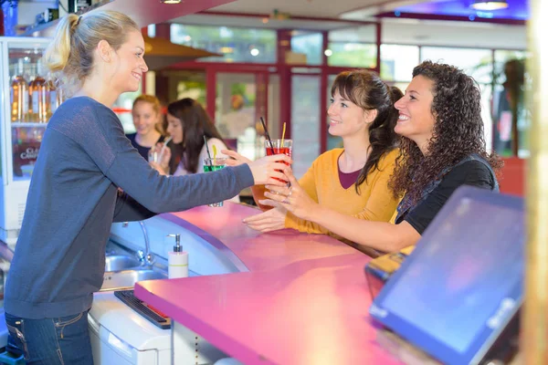 Barmaid Preparing Cocktails Bar Her Clients — Stock Photo, Image