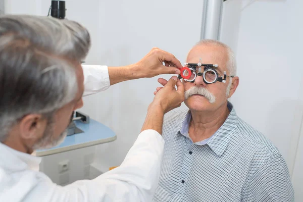 Αρσενικό Ανώτερος Στην Οφθαλμολογική Κλινική Εξετάζει Μάτια — Φωτογραφία Αρχείου