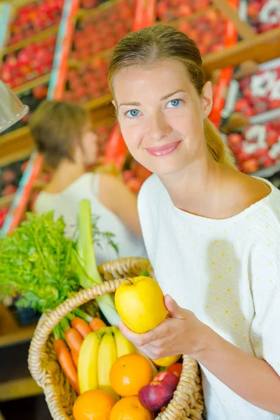 Dame Mit Obst Und Gemüsekorb Einen Apfel Der Hand — Stockfoto