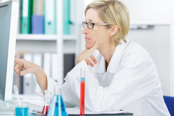 Mulher Química Laboratório — Fotografia de Stock