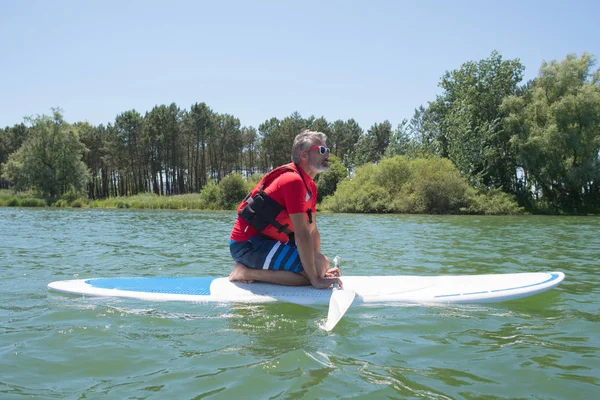 Volwassen Aantrekkelijke Rider Overweegt Natuur Zittend Paddle Board — Stockfoto
