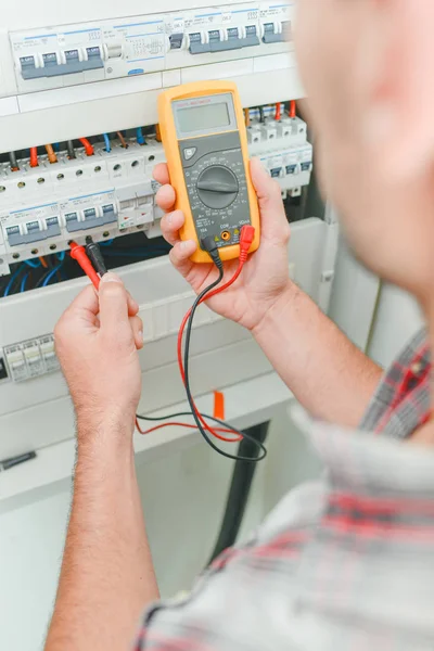 Elektricien Met Behulp Van Een Apparaat — Stockfoto