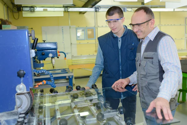 Leerling Ingenieur Werken Fabrieksvloer — Stockfoto