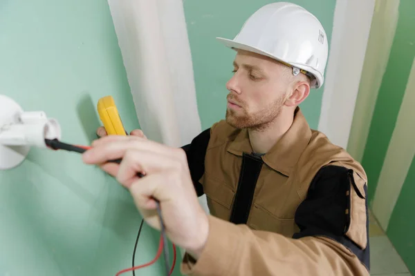 Eletricista Masculino Instalar Sistema Segurança — Fotografia de Stock