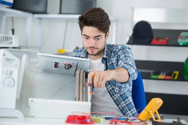 Unga Manliga Rörmokare Reparera Kylaren — Stockfoto