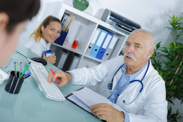 Pacjent Mający Konsultacje Starszym Lekarzem Prowadzącym — Zdjęcie stockowe