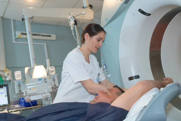 Enfermera Que Cuida Paciente Que Entra Máquina Resonancia Magnética —  Fotos de Stock