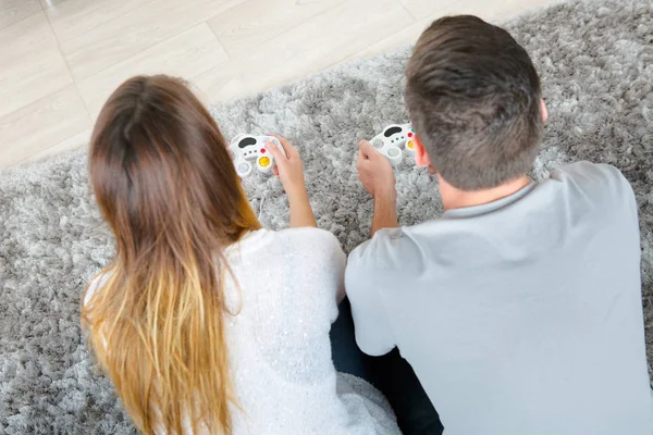 Beau Couple Jouant Des Jeux Vidéo Sur Console Amuser — Photo