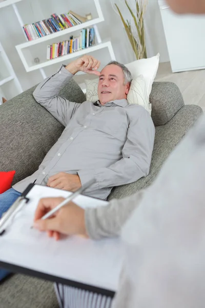 Hombre Hablando Sus Problemas Con Psicoterapeuta — Foto de Stock