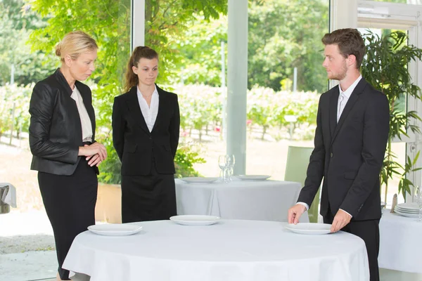 Kellnerin Und Kellner Beim Catering Service Restaurant — Stockfoto