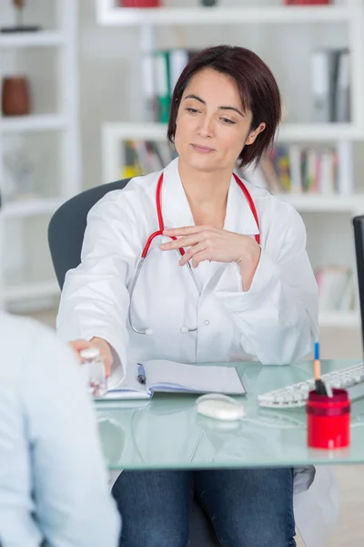 Médico Médico Mulher Dando Medicação — Fotografia de Stock