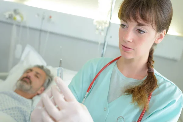 Enfermeiro Médico Que Prepara Uma Injeção — Fotografia de Stock