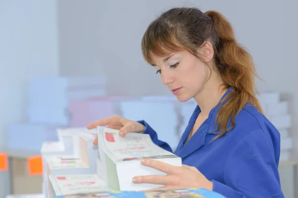 Werkneemster Afdrukken Bedrijf — Stockfoto