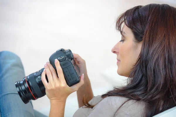 Femme Photographe Assise Sur Bureau Avec Ordinateur Portable — Photo