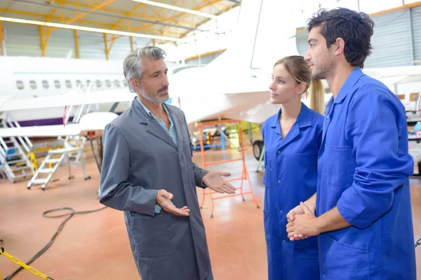 Trabalhadores Aeroportuários Que Manuseiam Aviões — Fotografia de Stock