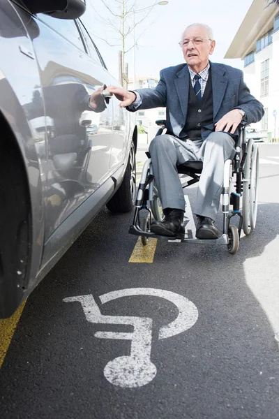 Senior Niepełnosprawny Człowiek Samochodzie — Zdjęcie stockowe