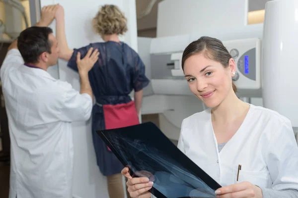 Femaledoctor Mirando Imagen Radiografía Los Pulmones Del Paciente — Foto de Stock