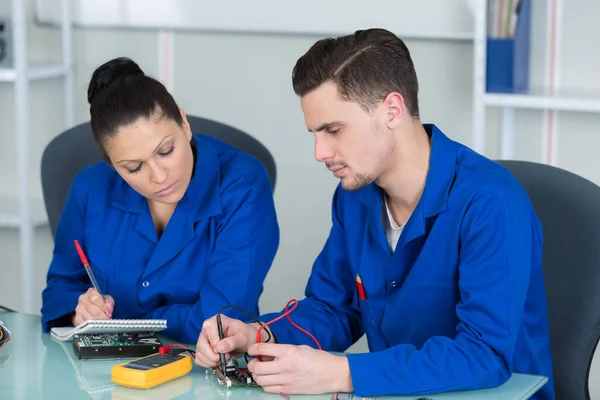 Schöne Glückliche Computertechniker Reparieren Offenen Rechner — Stockfoto