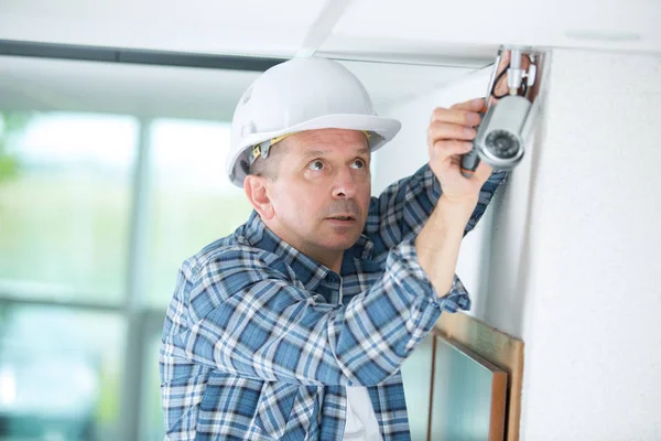 Tecnico Che Installa Videocamera Videosorveglianza Sul Muro — Foto Stock