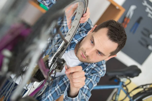 Ein Mann Repariert Fahrrad Seiner Werkstatt — Stockfoto