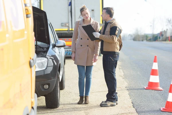 Mujer Hablando Con Asistente Avería Carretera — Foto de Stock