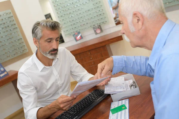 Óptico Consultorio Con Paciente Senior —  Fotos de Stock