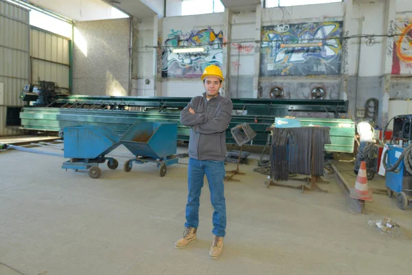 腕を倉庫に組んで立っている労働者 — ストック写真