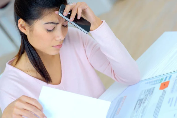 Femme Travaillant Sur Les Finances Inquiets Sujet Coût Des Dépenses Images De Stock Libres De Droits