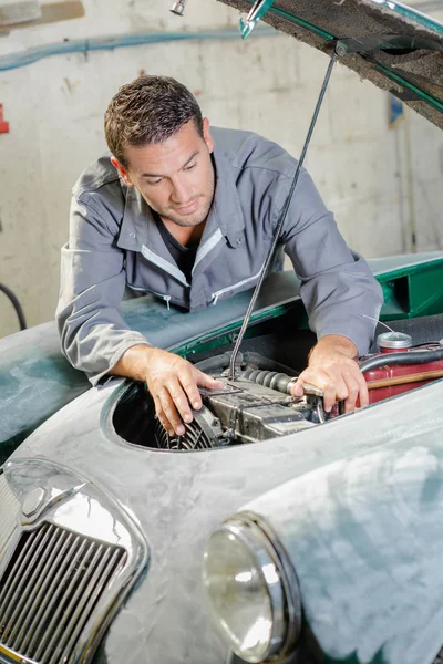 Giovane Meccanico Che Ripara Vecchio Motore Auto — Foto Stock