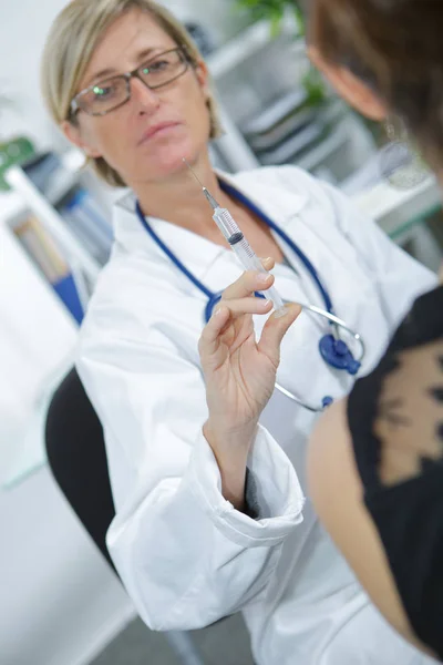 Médico Femenino Inyectando Drogas Con Jeringa Paciente —  Fotos de Stock