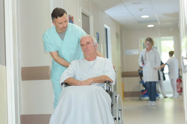 Медсестра Толкает Пожилого Пациента Инвалидном Кресле — стоковое фото
