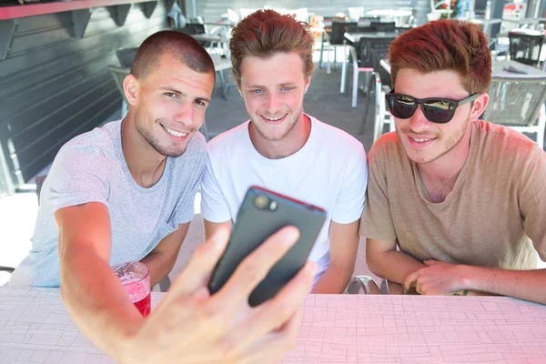 Trzech Młodych Mężczyzn Biorąc Selfie — Zdjęcie stockowe