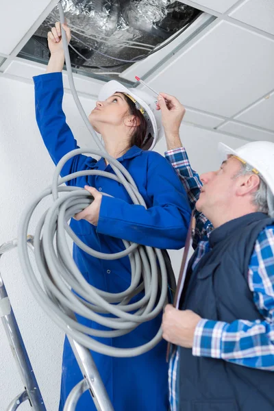 Femmina Elettricista Fissaggio Soffitto Illuminazione — Foto Stock