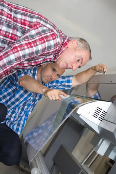 Män Att Undersöka Maskin Och Tekniker — Stockfoto