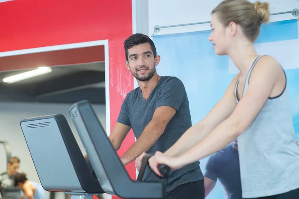 Mann Und Frau Laufen Fitnessstudio Auf Einem Laufband — Stockfoto