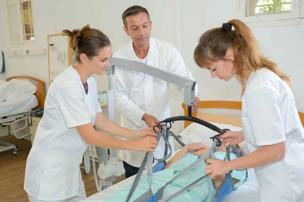 Verpleegkundigen Patiënt Met Hoist Verplaatsen — Stockfoto