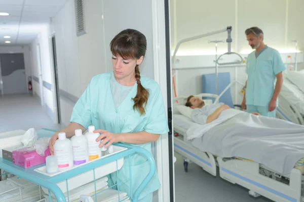 Krankenschwester Mit Einkaufswagen Außerhalb Des Patientenzimmers — Stockfoto