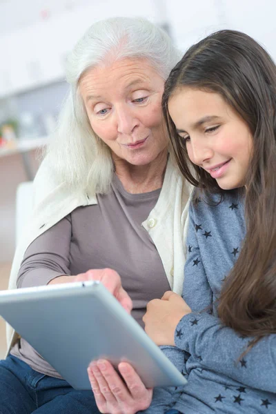 Personnes Âgées Jeunes Femmes Regardant Ordinateur Tablette — Photo