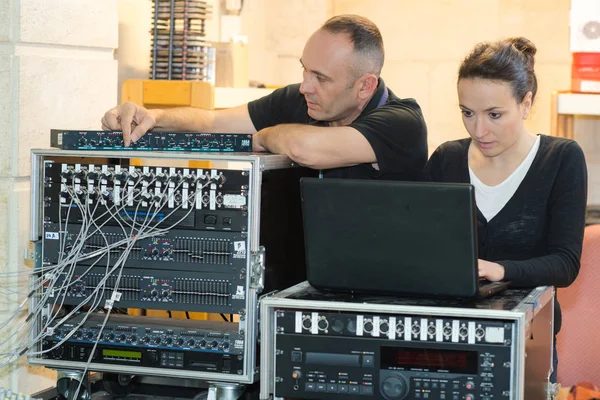 Man Woman Setting Sound Equipment — Stock Photo, Image