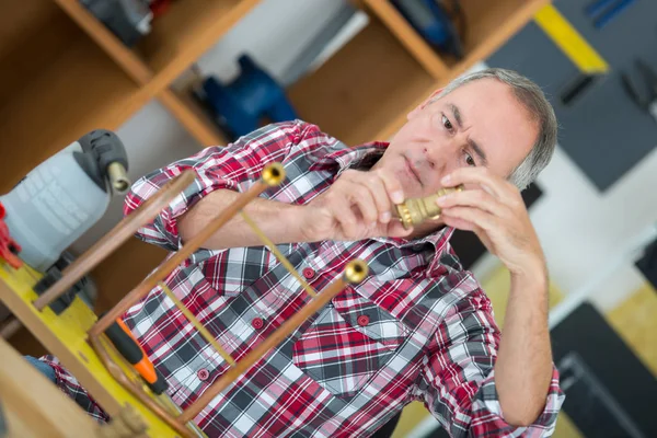 Lavoratore Assemblaggio Tubi Idraulici — Foto Stock