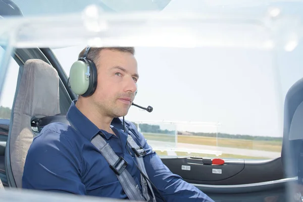 飛行機の男は — ストック写真