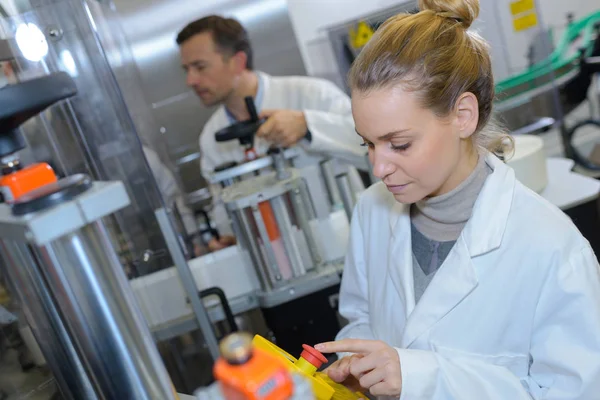 Production Composants Électroniques Dans Une Usine Haute Technologie — Photo